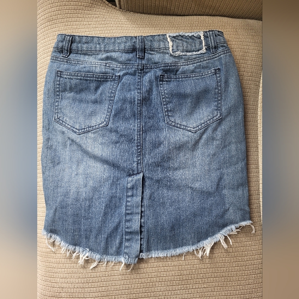 Tinseltown Denim couture Distressed Skirt. Size 7 - Picture 2 of 5